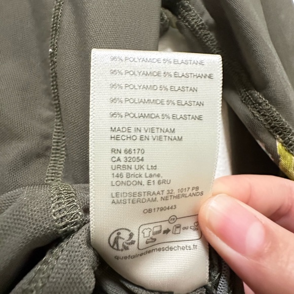 Free People Betty’s Garden Long Sleeves Stretch Top in Green Sz M Blue Flowers - Picture 7 of 7